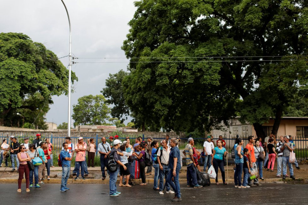 Montadoras de ônibus venezuelanos e fabricantes de autopeças tiveram que fechar linhas de produção por causa da crise econômica, enquanto os cemitérios de ônibus vermelhos comprados dos chineses se multiplicaram nas principais cidades do país.