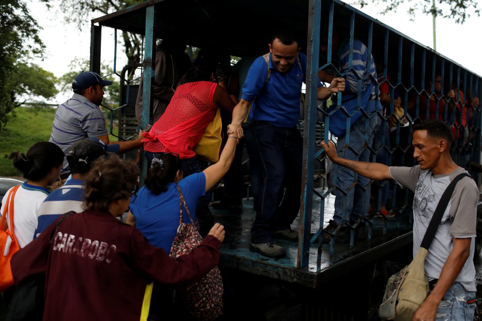 Os usuários não viajam nas melhores condições, mas os veículos tampouco estão em bom estado. Darío Rivero, de 45 anos, contou ao EL PAÍS que começou com seu transporte para ter bolívares trocados, mas também porque o caminhão está com os pneus lisos e, por isso, não posso fazer viagens fora de Caracas. "As pessoas precisam deste serviço porque já não há transporte”, diz.