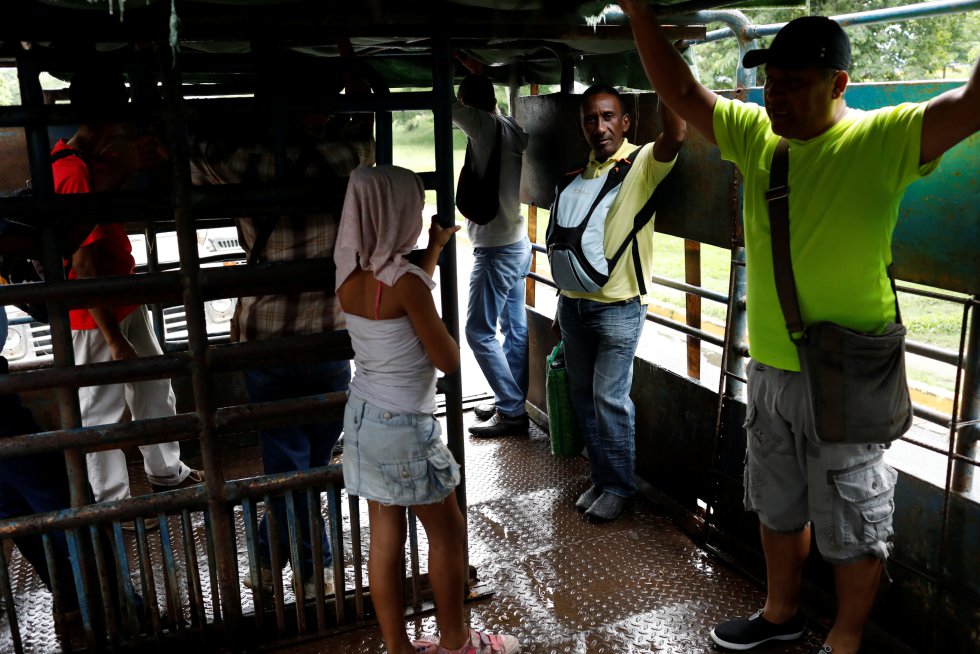 Alguns usuários desconfiam e preferem não subir a esse tipo de transporte. Falam de roubos e da sensação de asfixia nos veículos mais fechados. Eles se queixam que acabam viajando como animais.