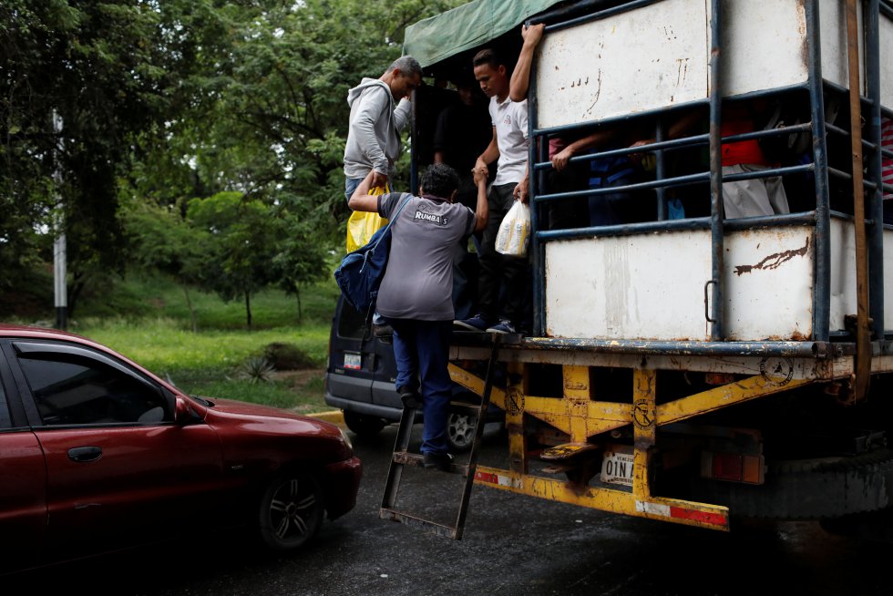 Em alguns municípios o transporte informou já está se institucionalizando. Em La Yaguara, no oeste de Caracas, uma linha de 'perreras' (canis) foi instalada pela própria prefeitura do município Libertador, a cargo da chavista Erika Farías.