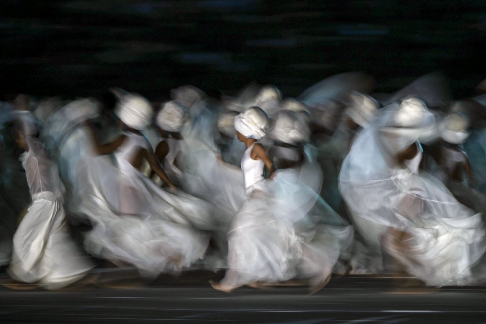 Artistas bailan en el estario Metropolitano de Barranquilla (Colombia) en la ceremonia de inauguración de los Juegos de Centroamérica y el Caribe. 