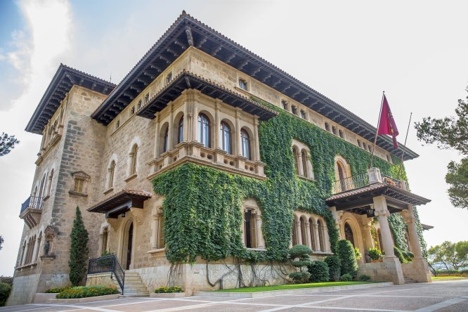   QuiÃ©n pasa las vacaciones aquÃ­.  La Familia Real EspaÃ±ola, aunque es la Reina DoÃ±a SofÃ­a la que mÃ¡s disfruta de este palacio.   Por quÃ© nos gustarÃ­a veranear aquÃ­.  Eran todavÃ­a prÃ­ncipes Juan Carlos y SofÃ­a cuando, en 1973, la DiputaciÃ³n Provincial de Baleares le cediÃ³ para uso vacacional esta finca de 32.000 metros cuadrados con cuatro grandes edificios âuno para los monarcas y los otros tres para Felipe, Cristina y Elenaâ. Fue construida entre 1923 y 1925 por encargo de Juan de Saridakis (1877-1963), un pintor y mecenas egipcio de origen griego. Su arquitecto fue Guillem Forteza Pinya, un liberal que, ademÃ¡s de edificar numerosas escuelas en la isla, tambiÃ©n llegÃ³ a ser alcalde de Palma de Mallorca. Desde el verano de 2017 se puede visitar parte del jardÃ­n, pero las pistas de pÃ¡del, la piscina o el interior, decorado con muebles de estilo mallorquÃ­n, es solo para el disfrute de la Familia Real. Eso sÃ­, entre higueras, pinos, limoneros y rosales se puede uno cruzar con alguna de las 12 esculturas de bronce de Joan MirÃ³. 