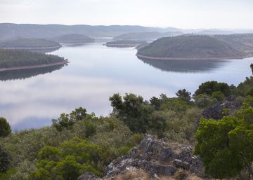 Los secretos de La Siberia: Playas sin mar, puentes bajo el agua y pueblos de apicultores sin abejas