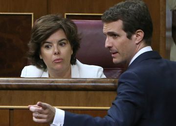 Guerra abierta en el PP por el reparto del poder entre Casado y Santamaría