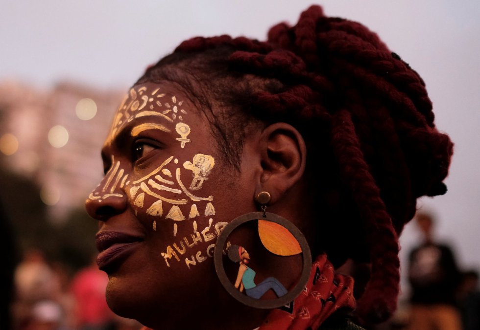 Una manifestante es retratada durante una protesta de mujeres negras contra el racismo y el machismo en Sao Paulo (Brasil). 