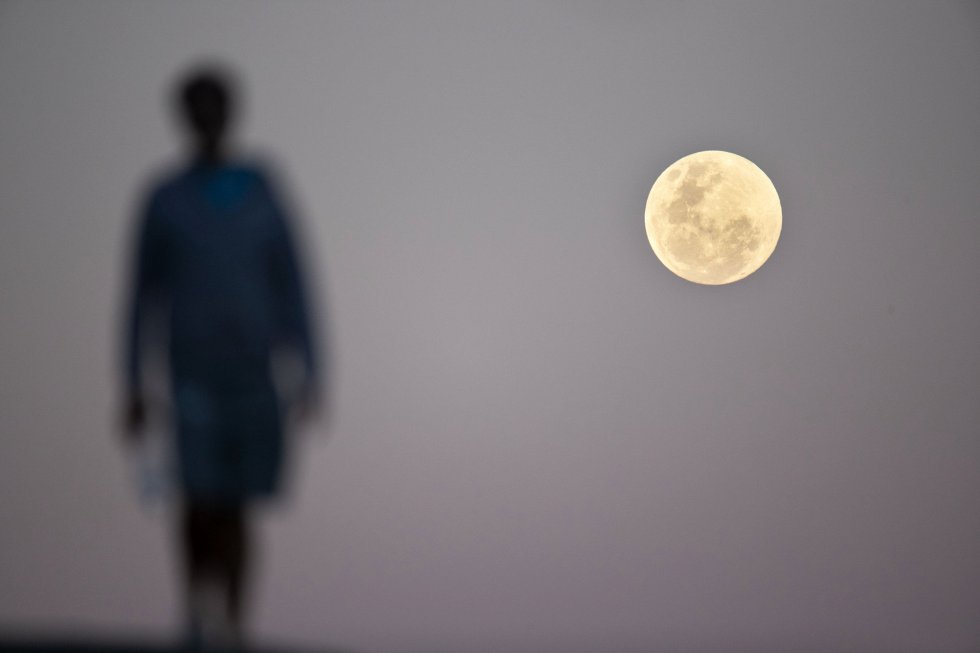 La luna llena se eleva cerca de la playa de Bondi de SÃdney antes del eclipse lunar.