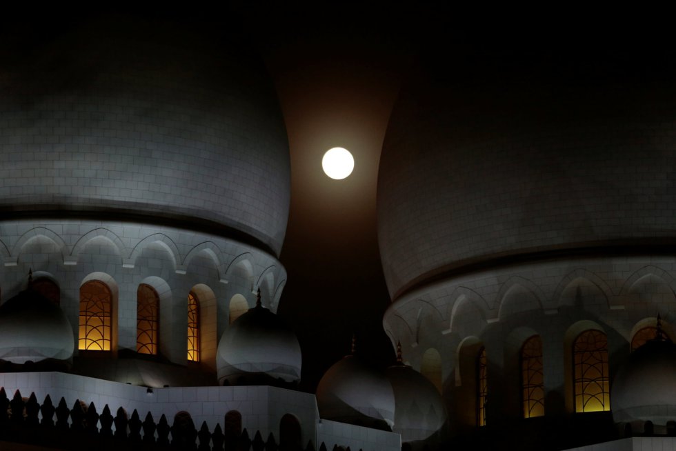 El eclipse lunar se eleva detrás de la Gran Mezquita Sheikh Zayed en Abu Dhabi, en Emiratos Ãrabes Unidos, el 27 de julio de 2018.
