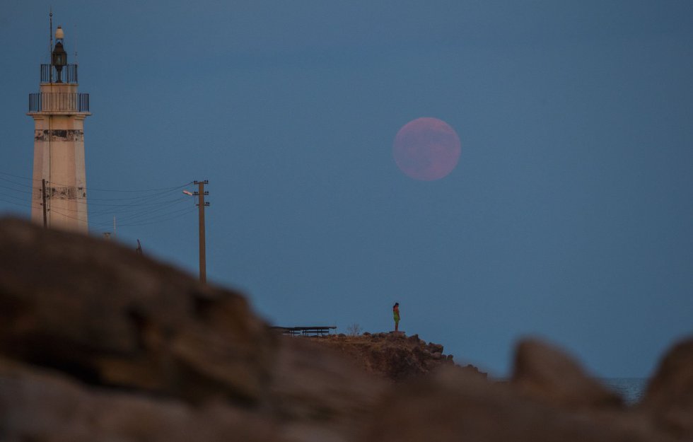 Una mujer observa el eclipse solar cerca de Sivrice (TurquÃa).