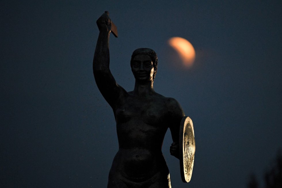 Una vista del eclipse lunar en su fase inicial en Varsovia, Polonia.