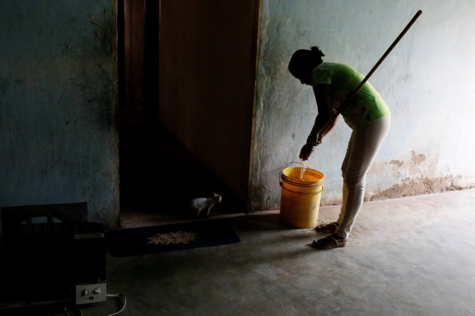 Judith Palmar limpia su casa en Maracaibo, Venezuela, el 25 de julio de 2018. Esta semana los apagones, tan frecuentes en esa zona del país, se han extendido al área metropolitana de Caracas, que afectó al transporte, el comercio y las comunicaciones y sumió en el caos la capital del país.