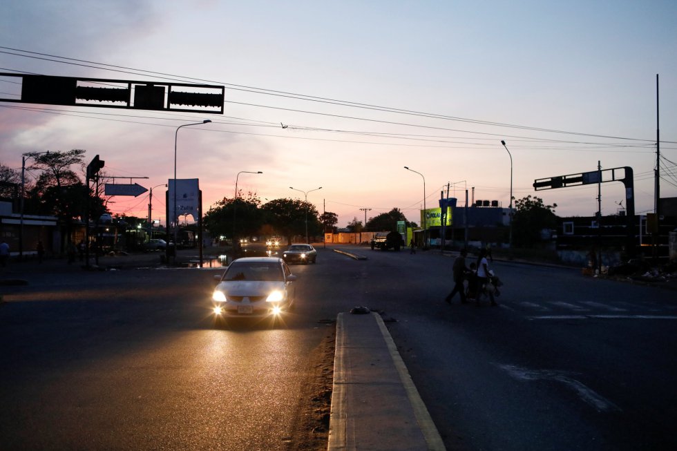 Los apagones también afectan al tráfico y a los peatones. La ciudad se convierte en un lugar caótico y peligroso sin semáforos y sin visibilidad suficiente desde el atardecer.