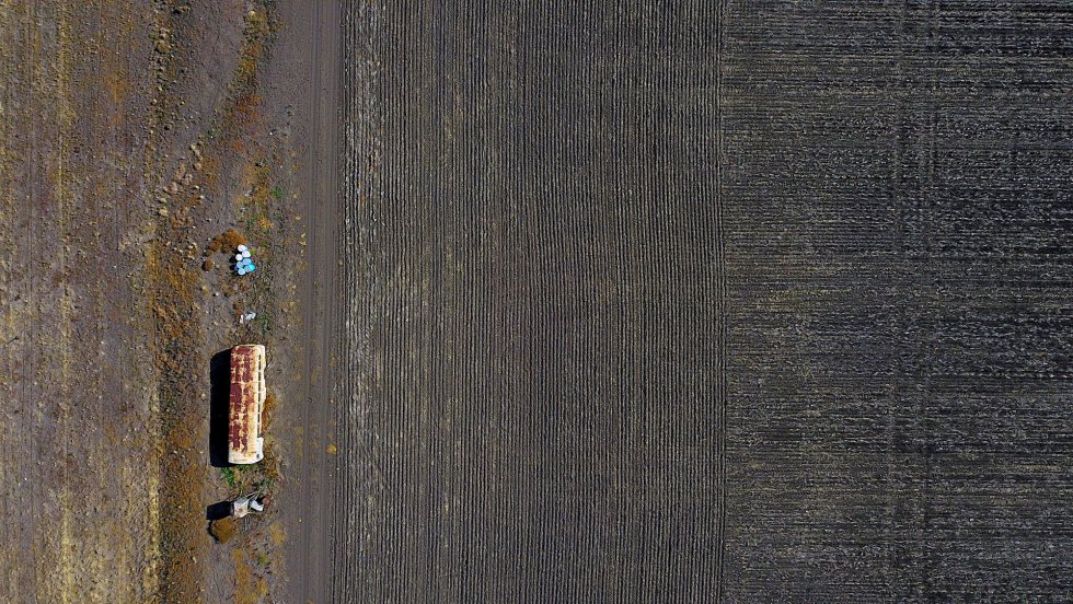 Un viejo autobÃºs usado para almacenar equipo agrÃ­cola en una propiedad ubicada al oeste de la ciudad de Gunnedah, Nueva Gales del Sur (Australia).