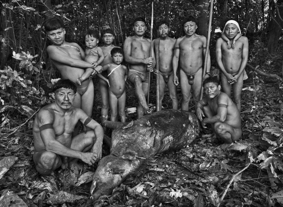 Miembros de la tribu despuÃ©s de cazar un tapir, 'awat' en la lengua de los korubos.