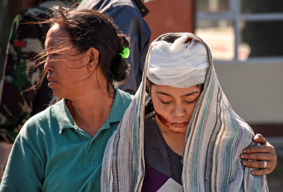 Una mujer herida durante el terremoto camina hacia el hospital de Lombok, en Tanjung, el 6 de agosto de 2018.  