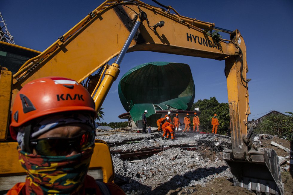 Los equipos de rescate buscan víctimas en una mezquita colapsada, el 7 de agosto de 2018, en Lombok.  
