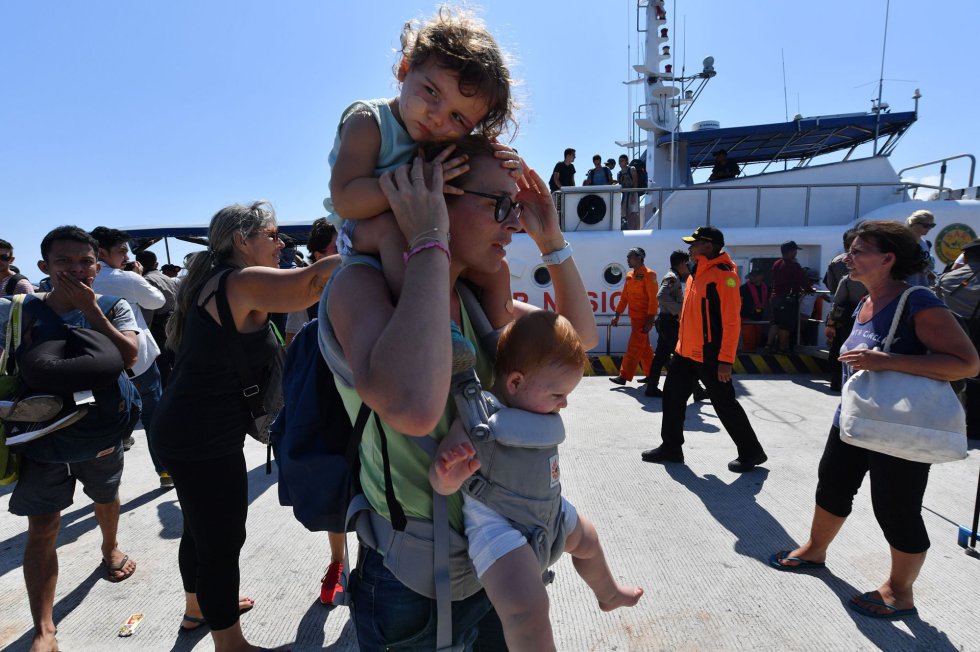 Turistas evacuados llegan de las islas Gili al puerto de Bangsal, en el norte de Lombok, el 7 de agosto de 2018.  