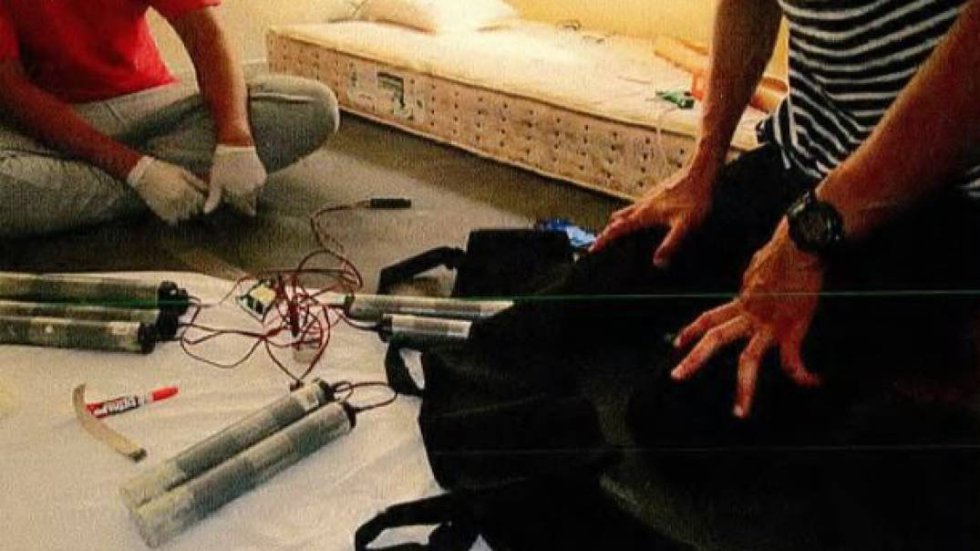Detalle del momento de la elaboración del material explosivo con el que los terroristas querían atentar.