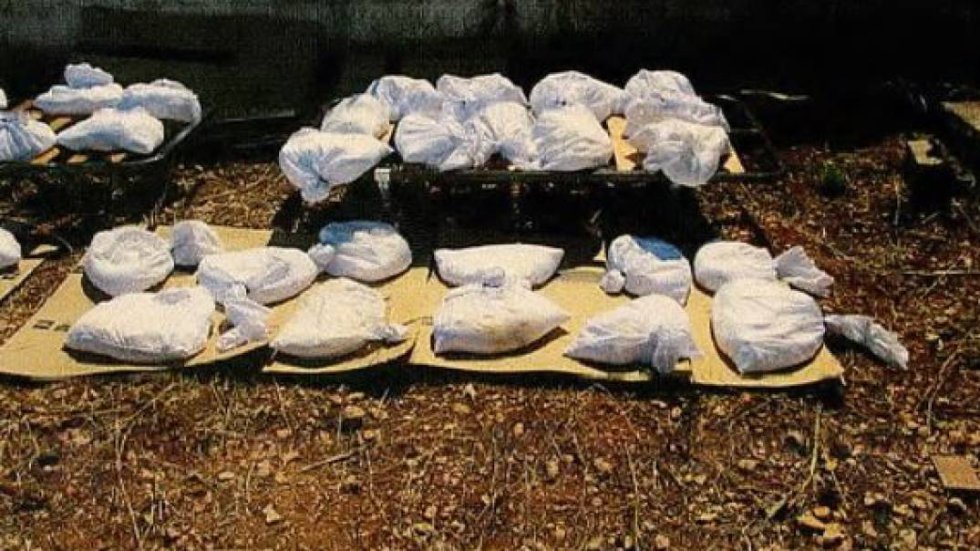 Bolsas que supuestamente contienen material explosivo, mientras se secan en el chalé de Alcanar (Tarragona).