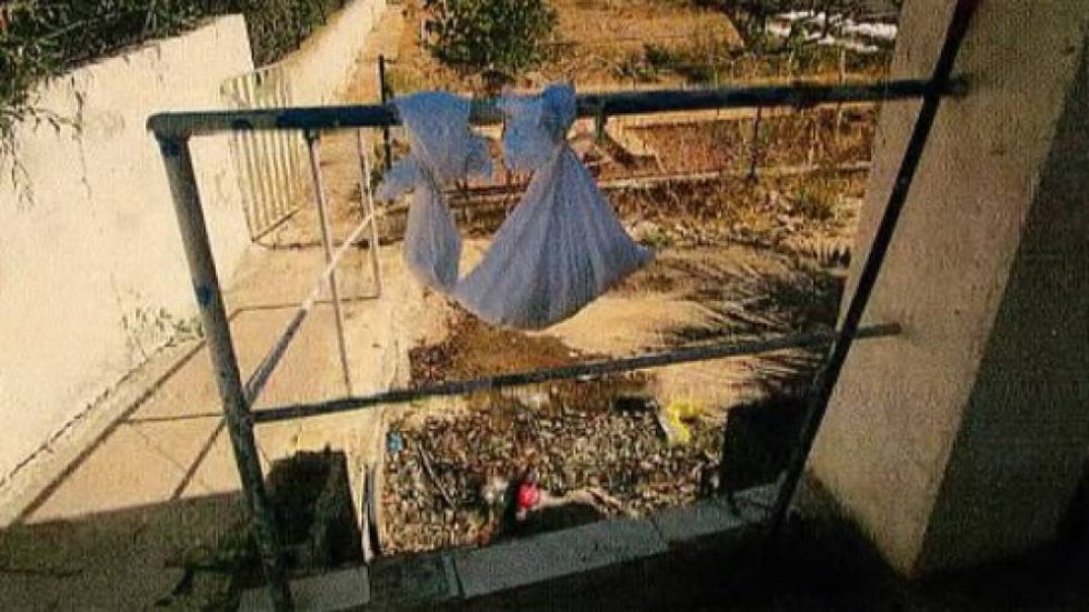 Dos bolsas que supuestamente contienen material explosivo se secan en la casa de Alcanar (Tarragona) en la que la célula yihadista preparaba los atentados.