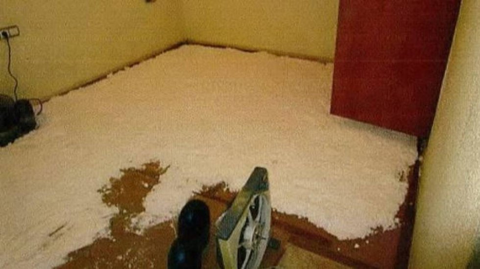 Un polvo blanco, supuestamente la sustancia explosiva conocida como la madre de Satán, extendido sobre el suelo de la vivienda de Alcanar (Tarragona) para su secado antes de la elaboración de los artefactos explosivos.