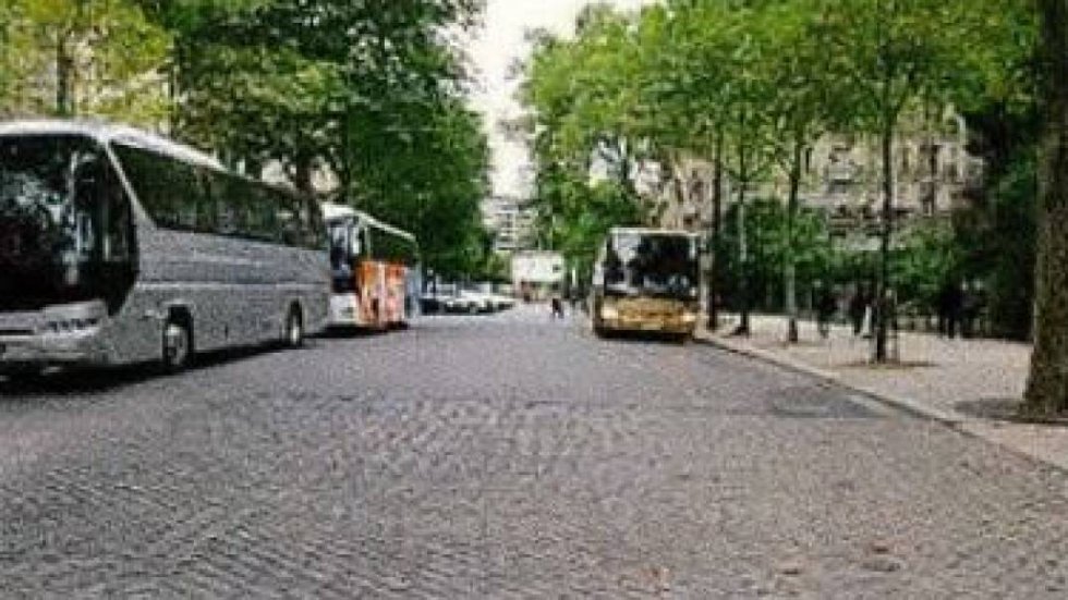 Una calle de París con autobuses turísticos. Algunos de los integrantes de la célula que atentó en Barcelona y Cambrils realizaron un viaje a la capital francesa antes de perpetrar la masacre de agosto de 2017.