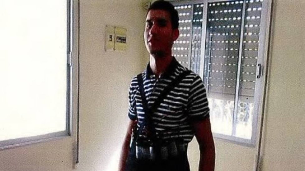 Younes Abouyaaqoub posa con un chaleco supuestamente cargado con explosivos. Él fue el terrorista que el 17 de agosto del año pasado irrumpió en La Rambla con una furgoneta y arrolló a más de 100 personas. Murió tiroteado en Subirats cuatro días después.