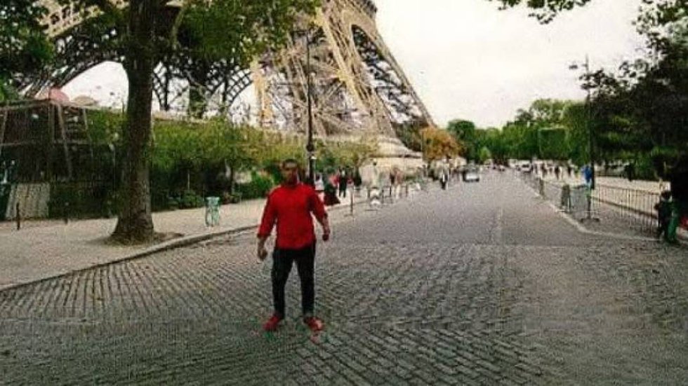 Omar Hichamy, uno de los terroristas que cayó abatido en Cambrils, posa junto a la Torre Eiffel de París durante el viaje realizado por parte de la célula a la capital francesa antes de la masacre de Barcelona.