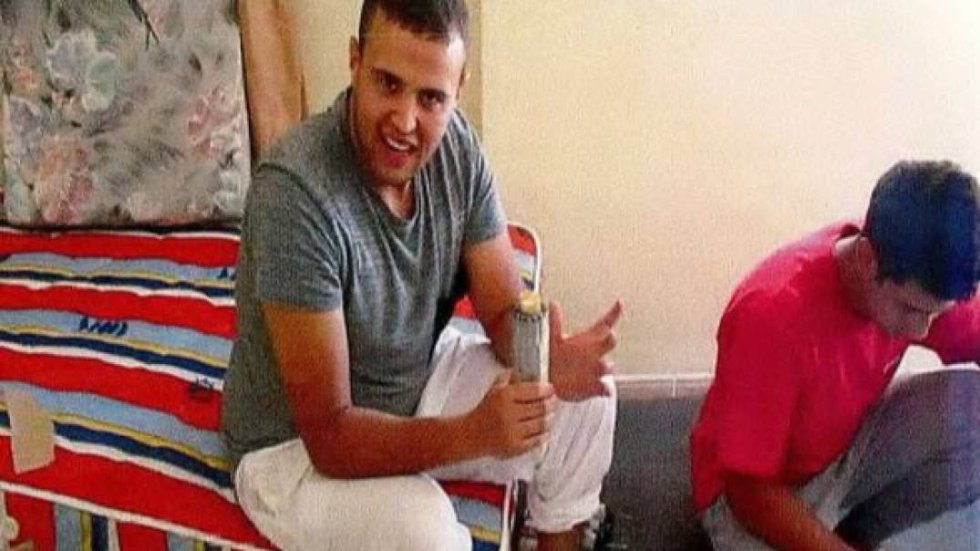 Mohamed Hichamy, uno de los terroristas que cayó abatido en Cambrils, se dirige a la cámara para explicar cómo están elaborando el explosivo, mientras otro integrante de la célula continúa con la preparación de los cilindros bomba.