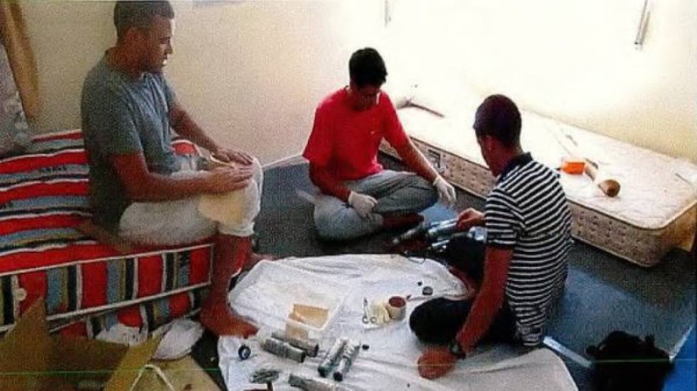 Tres de los terroristas elaboran en el interior del chalé de Alcanar (Tarragona) los cilindros cargados de explosivos que pensaban utilizar en los atentados que estaban preparando.