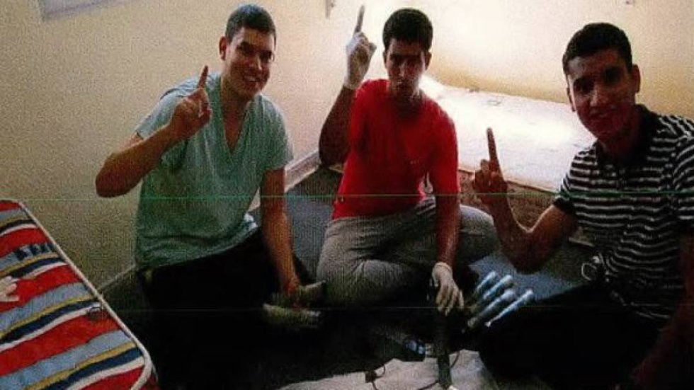 De izquierda a derecha, Mohamed Houli Chemlal, Youssef Aalla y Younes Abouyaaqoub. Los tres posan mientras levantan el dedo índice, una declaración de fe en la religión islámica. Mohamed Houli Chemlal y Youssef Aalla se encontraban en la casa de Alcanar (Tarragona) en el momento de la explosión. El primero de ellos sobrevivió. El segundo, murió. Younes Abouyaaqoub es el terrorista que arrolló a más de un centenar de personas en La Rambla, el pasado 17 de agosto.