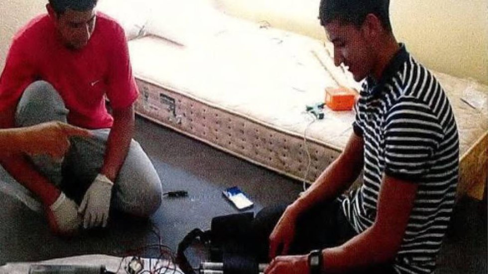 Youssef Aalla (a la izquierda, con una camiseta roja) y Younes Abouyaaqoub, en un momento de la elaboración de los cilindros explosivos con los que querían atentar. El cadáver de Youssef Aalla fue hallado en la vivienda de Alcanar (Tarragona) después de la explosión. Younes Abouyaaqoub fue el terrorista que el 17 de agosto del año pasado irrumpió en La Rambla con una furgoneta y arrolló a más de 100 personas. Murió tiroteado en Subirats cuatro días después.