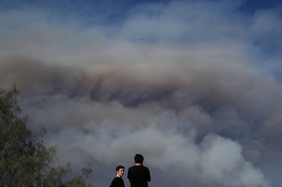 Dos espectadores contemplan el incendio del área Holy Jim, el 6 de agosto de 2018, en Lake Forest.