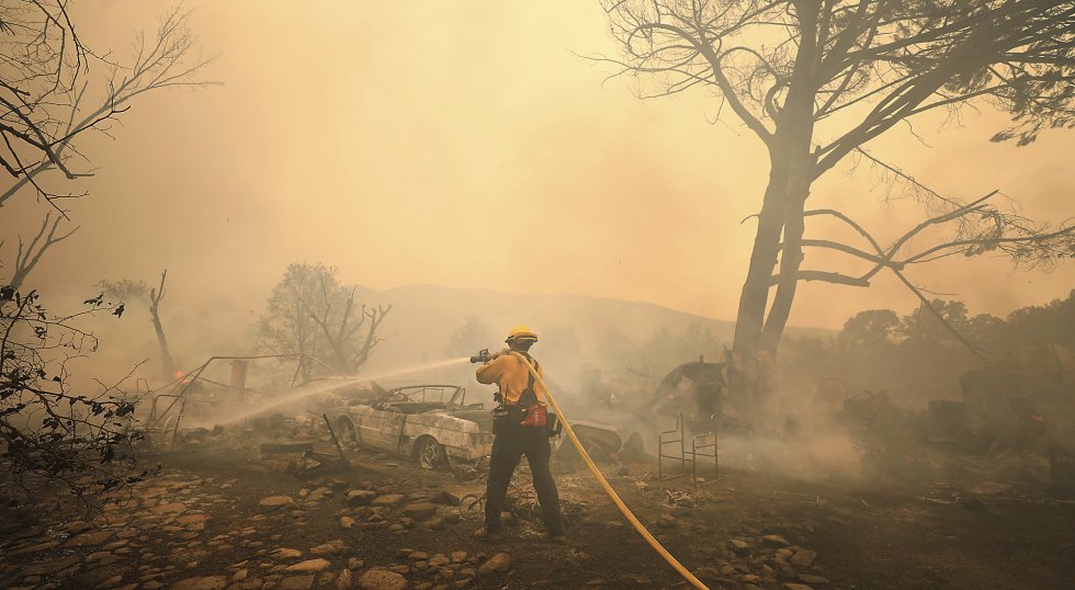 Un bombero trabaja en Spring Valley, California, el 6 de agosto de 2018. 