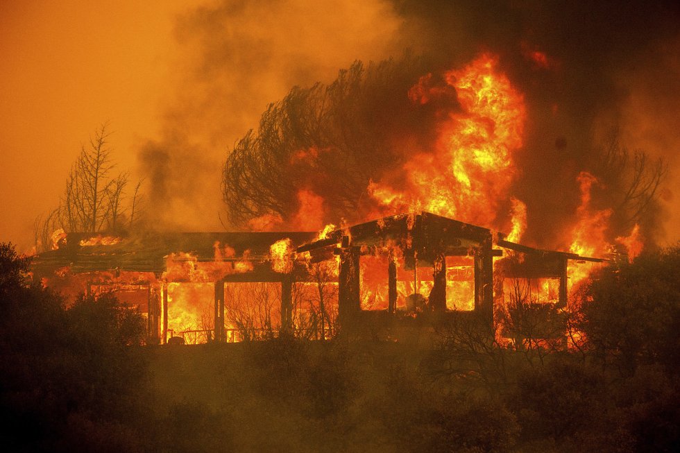 Una vivienda arde en llamas el 30 de julio de 2018 cerca de Finley, California.  
