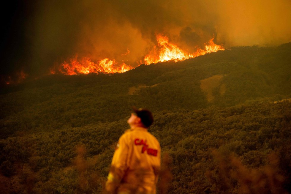 El jefe de operaciones en el foco de Ranch observa el incendio en Clearlake Oaks, el 5 de agosto de 2018.  