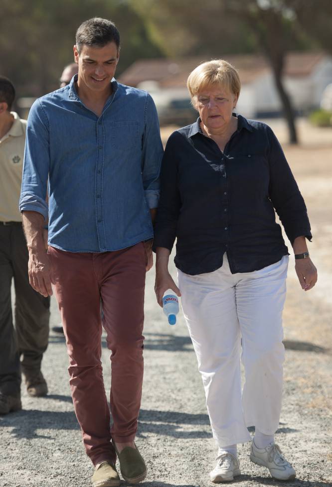 Pedro Sánchez camina junto a Angela Merkel hacia el centro de crÃa El Acebuche, el 12 de agosto de 2018.