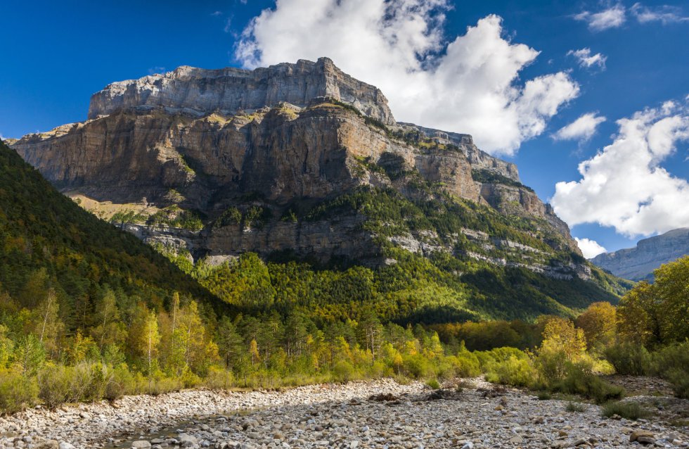 La zona, declarada parque nacional el 16 de agosto de 1918 (en 1982 se amplió hasta los límites actuales), es patrimonio mundial, Reserva de la Biosfera y Geoparque, tiene 15.696 hectáreas y está dividida en cuatro sectores: Añisclo, Escuaín, Ordesa y Pineta. En la imagen, vista general del Punto Tobacor.