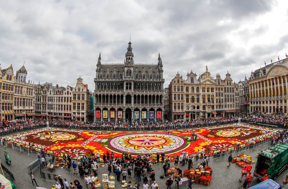 Una alfombra de 1.800 metros hecha de flores en la Gran Plaza de Bruselas para conmemorar a México. 