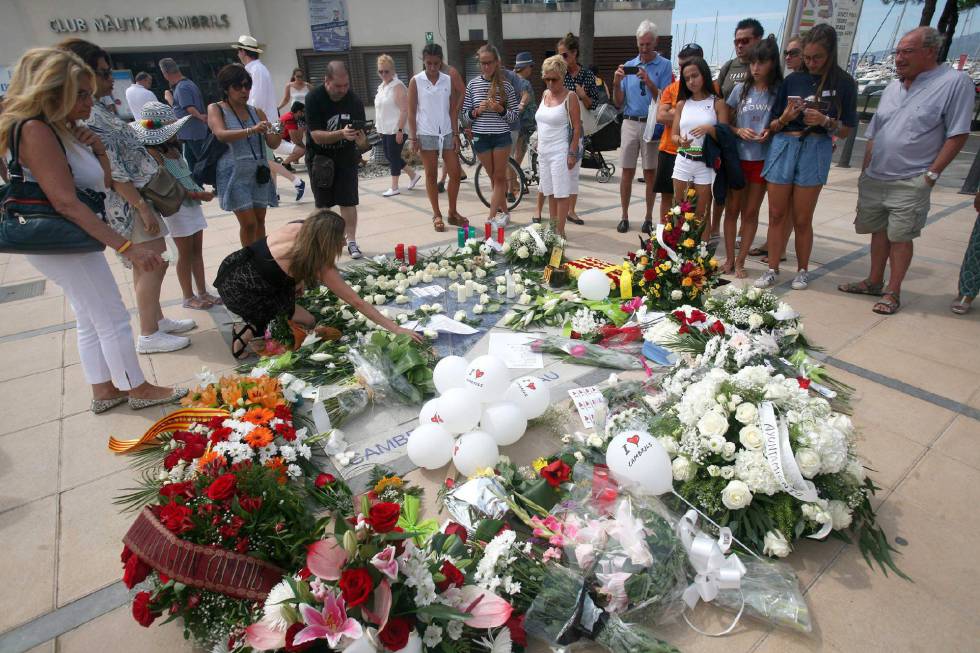 Vista de la ofrenda floral tras el acto de homenaje a las vÃ­ctimas en el primer aniversario del atentado en Cambrils, donde ha sido inaugurado un Memorial por la Paz instalado en el lugar en el que los Mossos d'Esquadra abatieron a los cinco terroristas que trataron de atropellar y acuchillar a varios transeÃºntes, matando a un persona.