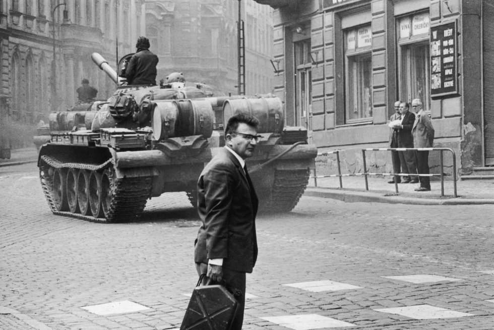 Bajo el nombre "Operación Danubio", la avalancha militar de 200.000 soldados, 2.300 tanques y 700 aviones de los ejércitos de la antigua Unión Soviética (URSS), la República Democrática Alemana, Hungría, Polonia y Bulgaria cruzó la frontera poco antes de la medianoche del 20 de agosto de 1968. En la imagen, un civil con una lata de gasolina observa cómo los tanques soviéticos ruedan por la calle durante la invasión de las fuerzas del Pacto de Varsovia en Praga, Checoslovaquia, en agosto de 1968.