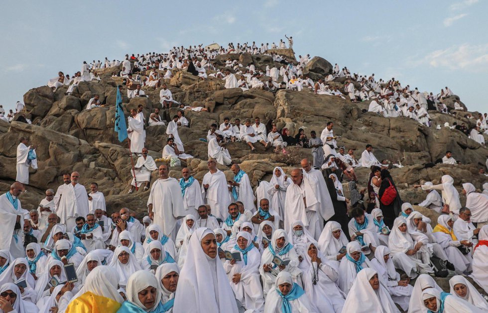 Varios peregrinos musulmanes rezan en el Monte Arafat, en las proximidades de La Meca (Arabia Saudí)