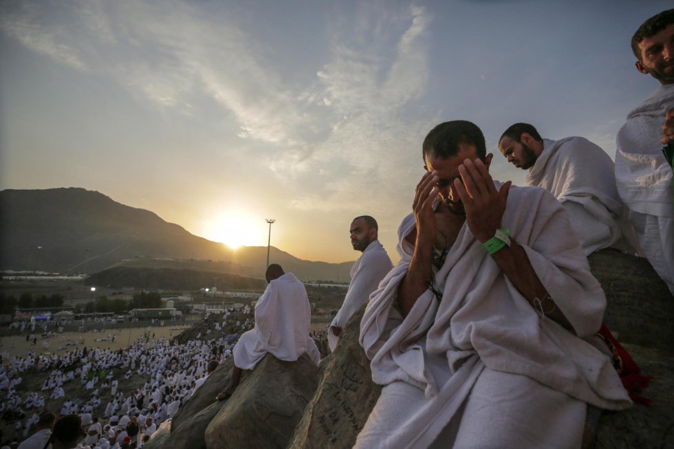 Varios peregrinos musulmanes rezan en el Monte Arafat.