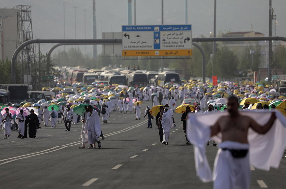 Varios peregrinos musulmanes se dirigen a rezar en el Monte Arafat.