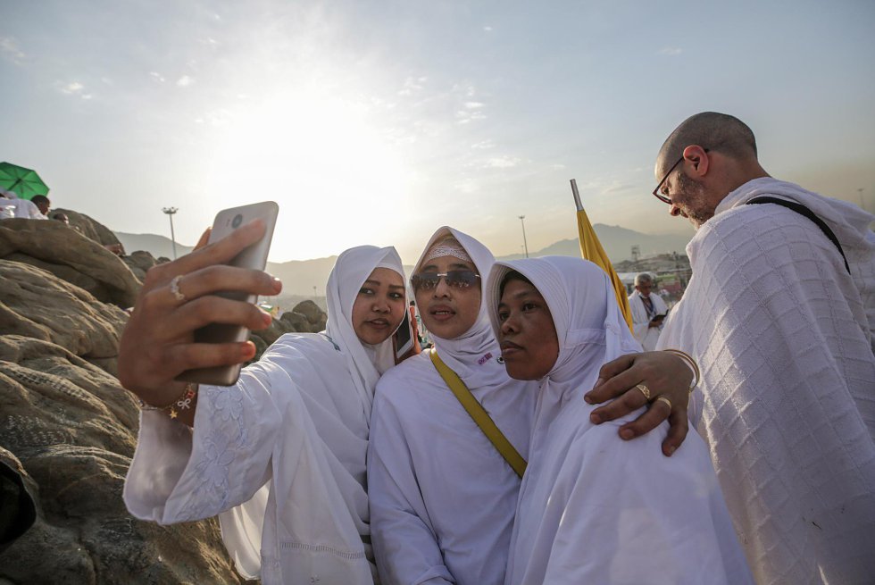 Varias peregrinas musulmanas se toman una foto en el Monte Arafat.