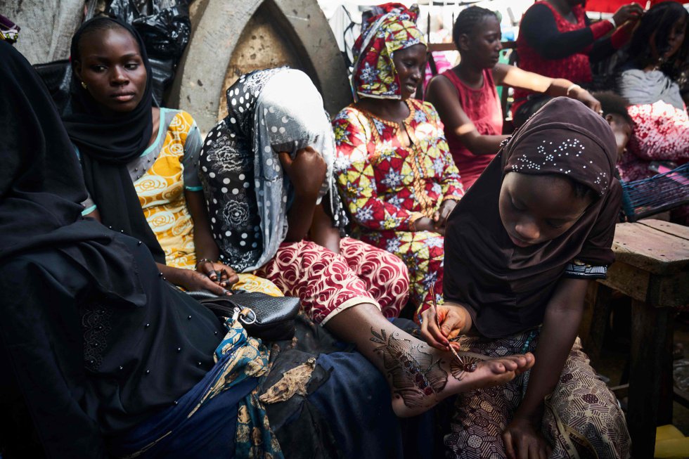 Una mujer se deja tatuar el pie con henna la víspera antes a las celebraciones de Eid al-Adha, en Bamako, Mali, el 20 de agosto de 2018.