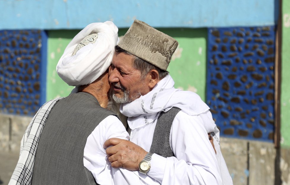 Dos hombres se abrazan tras los rezos del Eid al-Adha, en Kabul, Afganistán, el 21 de agosto de 2018.