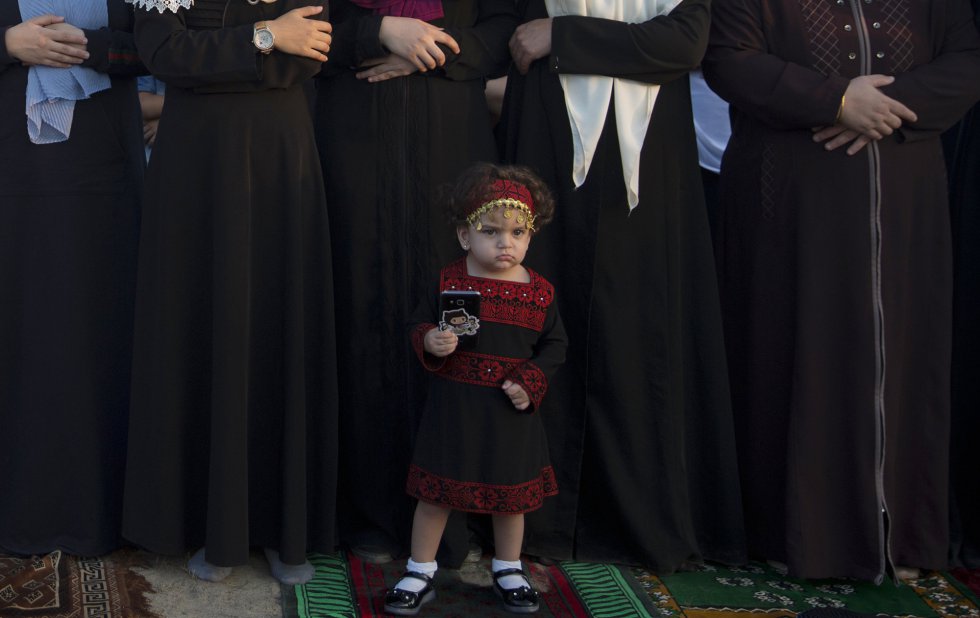 Musulmanas palestinas rezan para marcar el inicio de Eid al-Adha, en Ciudad de Gaza, el 21 de agosto de 2018.