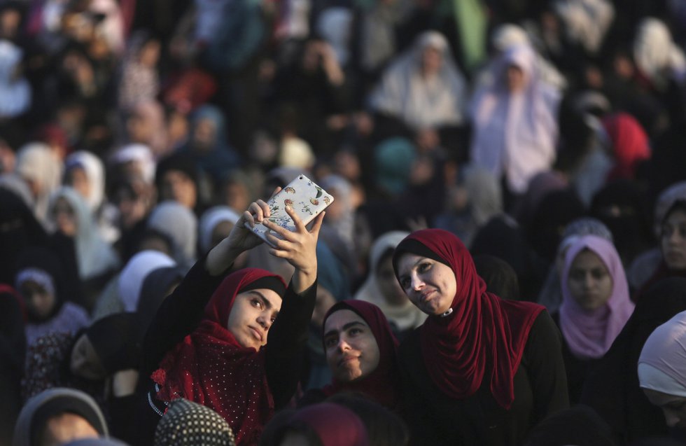 Mujeres palestinas se toman un selfi durante los rezos de Eid al-Adha, en Ciudad de Gaza, el 21 de agosto de 2018.