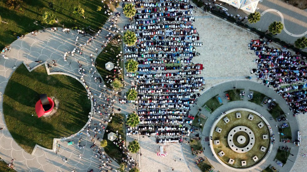 Vista aérea de un grupo de musulmanes albaneses rezando en la plaza central de Kavaja, el 21 de agosto de 2018.