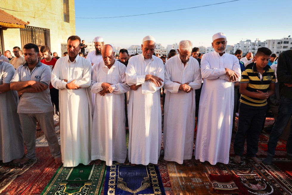Musulmanes jordanos realizan la oración matutina del Eid al Adha, en Amán, el 21 de agosto de 2018.